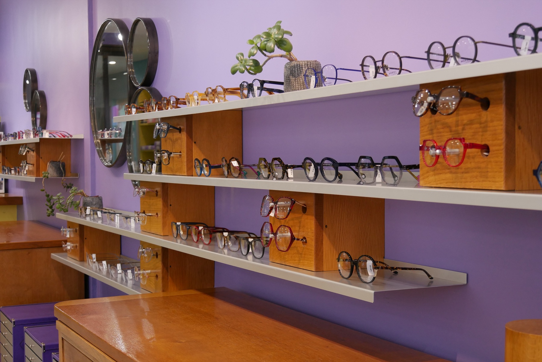 Mur de présentation des montures chez Maison Dorléans Opticien, Montreuil